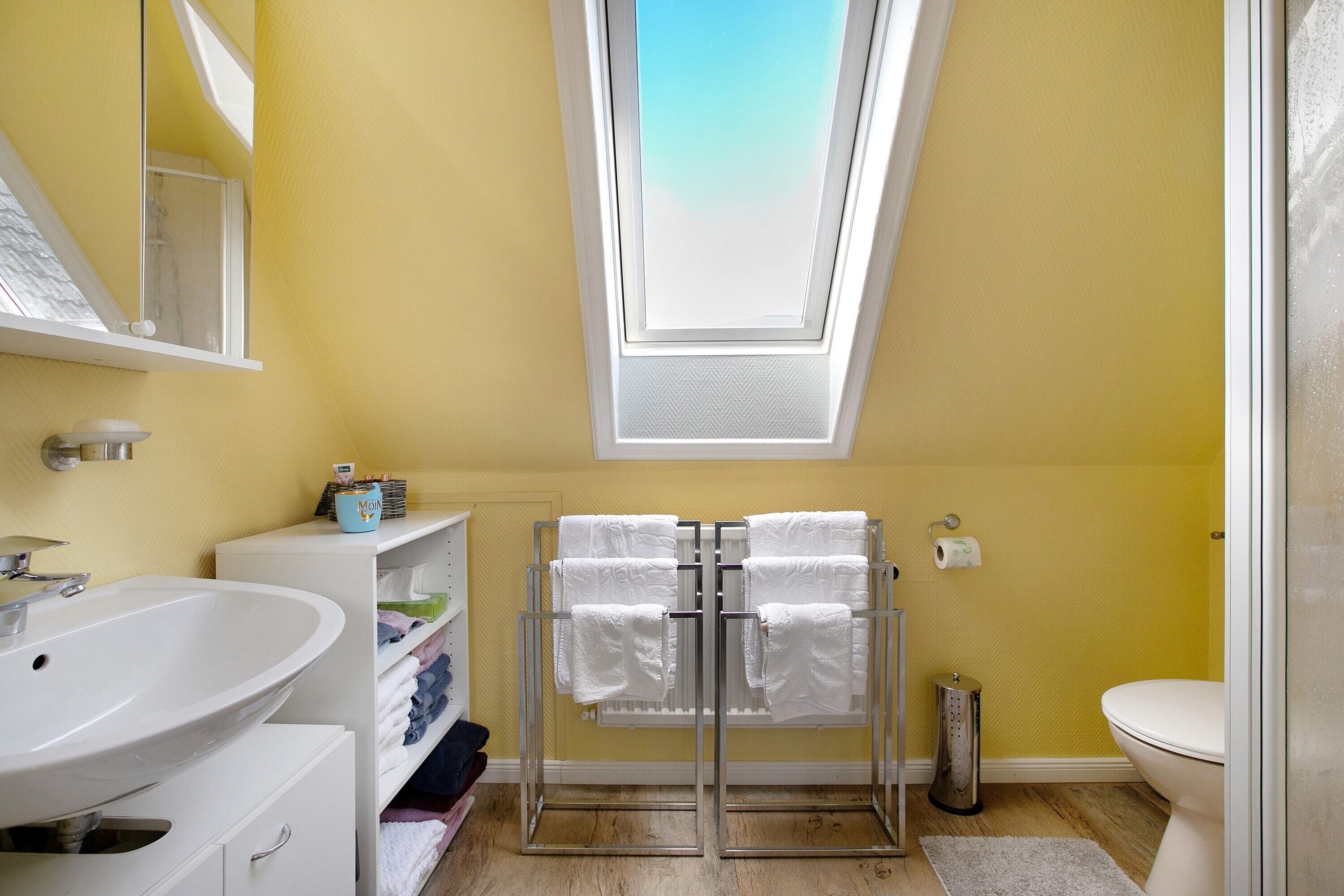 Douche, sèche-cheveux, serviettes fournies