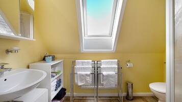 Douche, sĂšche-cheveux, serviettes fournies