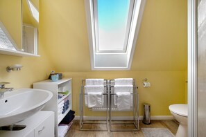 Douche, séchoir à cheveux, serviettes fournies