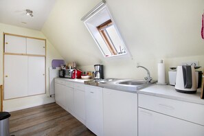 Een koelkast, een magnetron, een oven, een kookplaat