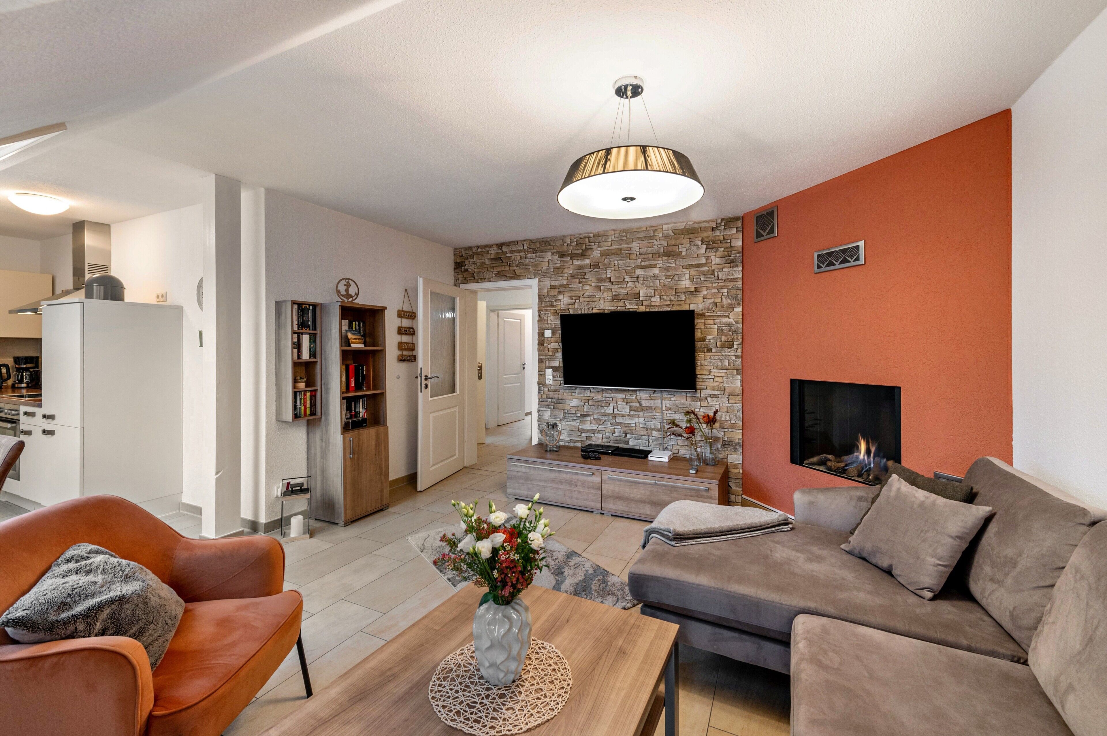 Fernseher, Kamin, Videospiele, DVD-Player