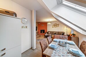 Dining - Apartment 'Domizil Eden - Obergeschoss' with Lake View, Private Terrace and Wi-Fi (Göhren-Lebbin)