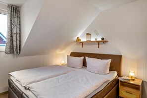 3 bedrooms, free WiFi, bed sheets - Apartment 'Domizil Eden - Obergeschoss' with Lake View, Private Terrace and Wi-Fi (Göhren-Lebbin)