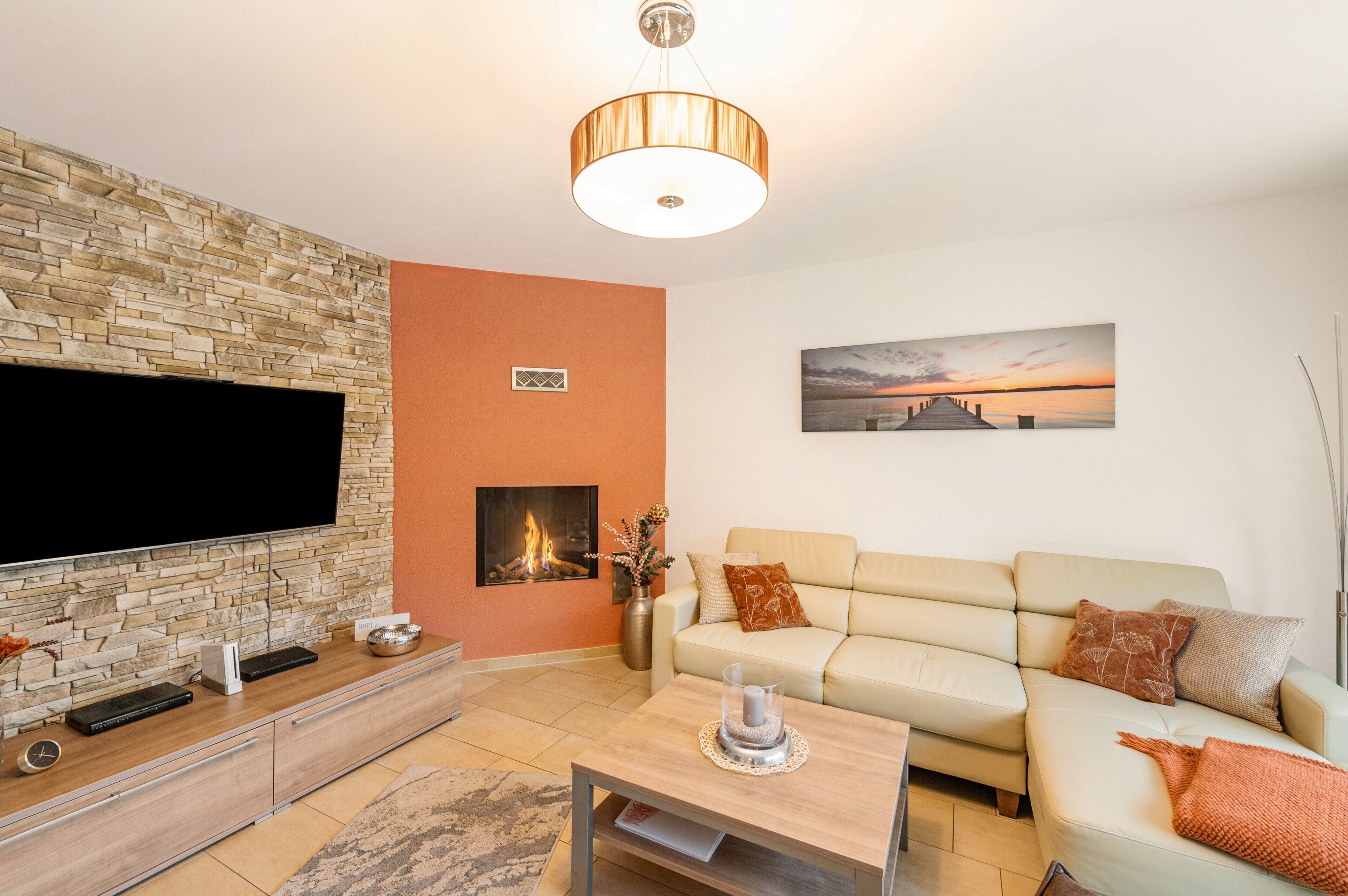 Fernseher, Kamin, Videospiele, DVD-Player