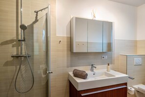 Dusche, Haartrockner, Handtücher