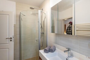 Douche, sèche-cheveux, serviettes fournies