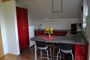 Refrigerador, horno, parrilla de estufa y cafetera y tetera 