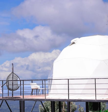 Escritorio, espacio para trabajar con laptop y wifi gratis