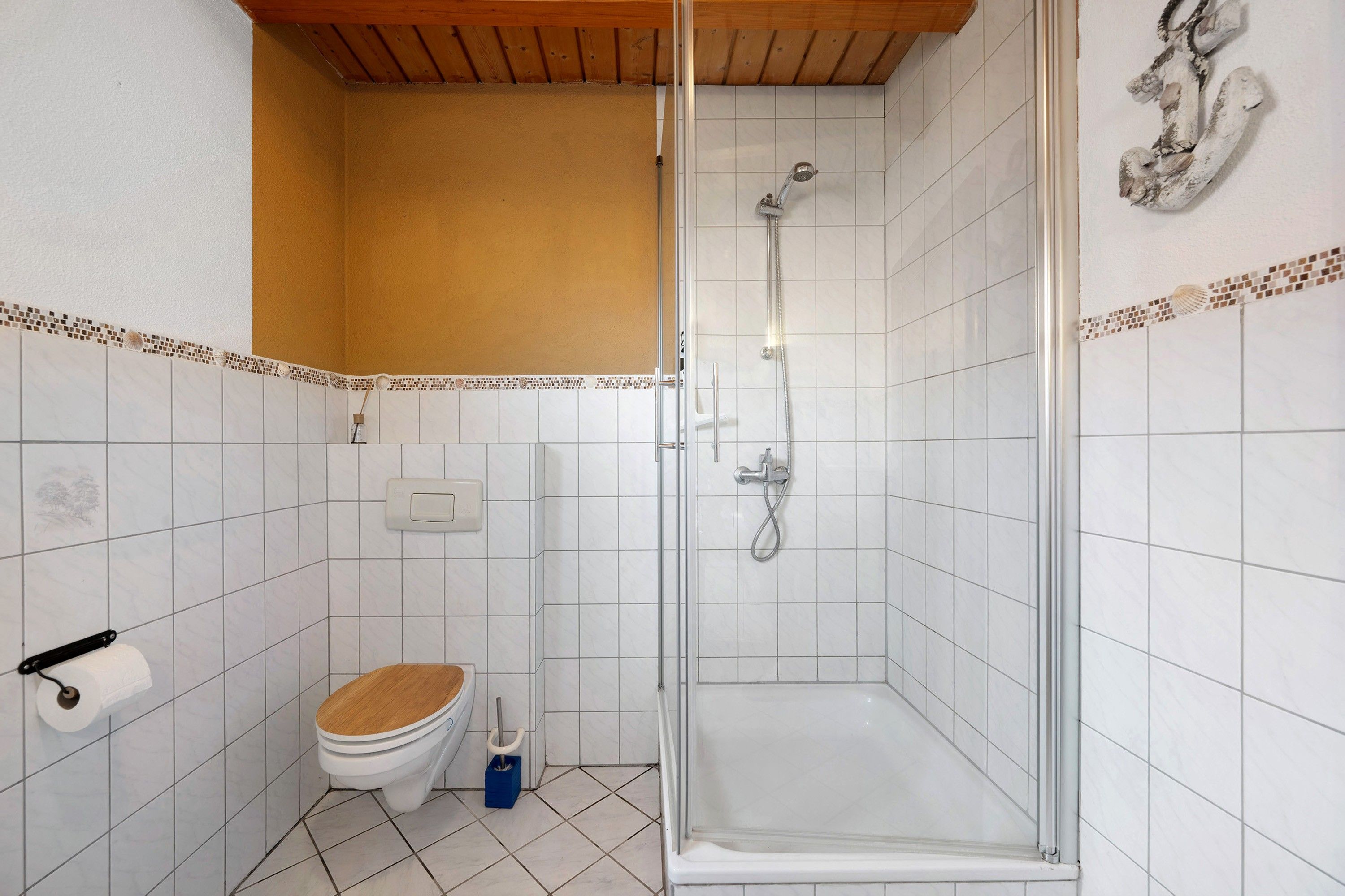 Ein Badezimmer mit Toilette, Dusche und Waschbecken.
