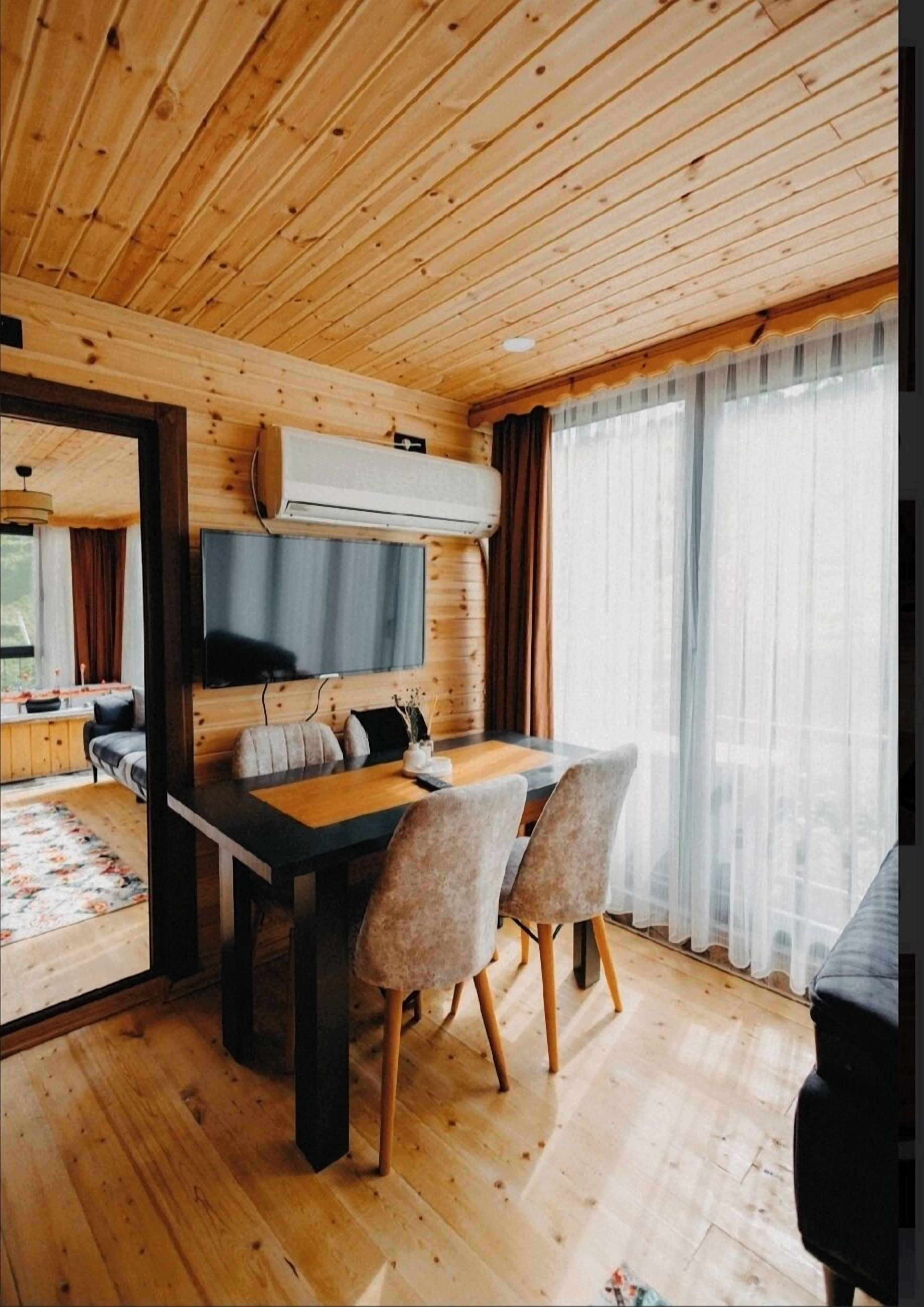 Suite – deluxe, fjellutsikt | Spiseområde på rommet