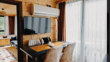 Deluxe-Suite, Bergblick | Essbereich im Zimmer