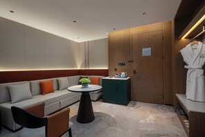 Quarto casal empresarial | Edredons de pluma, cofres nos quartos, escrivaninha