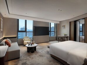 Luxury Tek Büyük Yataklı Oda | Kuştüyü yorgan, odada kasa, masa, dizüstü bilgisayar çalışma alanı 