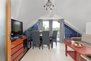 Appartamento, 3 camere da letto, accesso alla piscina, vista montagna | Sala da pranzo