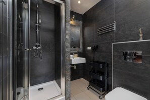 apartman, 3 hálószobával, hozzáférés a medencéhez, kilátással a hegyre | Fürdőszoba | Zuhanyzó és törölközők