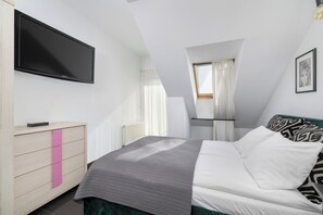 3 bedrooms, individually decorated, cribs/infant beds, bed sheets - Two-level Zakopane Apartment by Renters (Zakopane)
