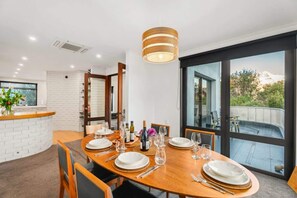 Dining - White Diamond Luxury Home & Apt Views a plenty (Queenstown)