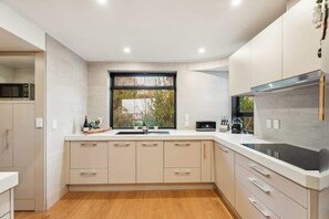 Fridge, microwave, oven, stovetop - White Diamond Luxury Home & Apt Views a plenty (Queenstown)