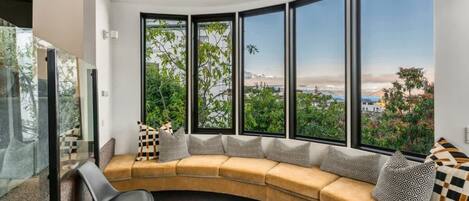 Een smart-tv, een open haard en een kantoor