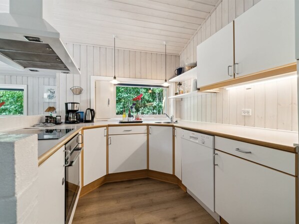 Refrigerador, microondas, lavavajillas y utensilios de cocina