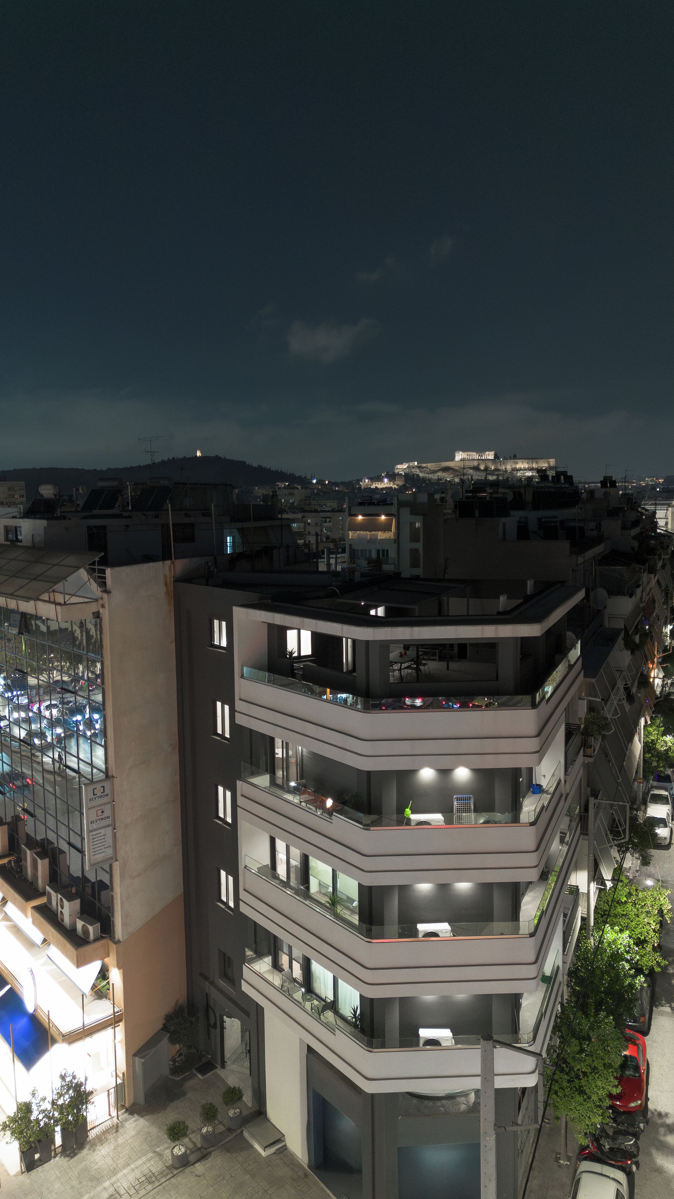 Un immeuble à plusieurs étages doté de balcons et de grandes fenêtres, qui ressemble probablement à un hôtel ou à un ensemble d’appartements.
