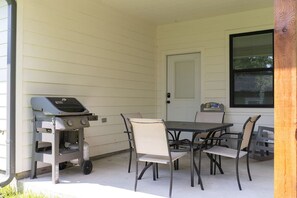 Outdoor dining - Brand new build, fun and stylish (Bryan)