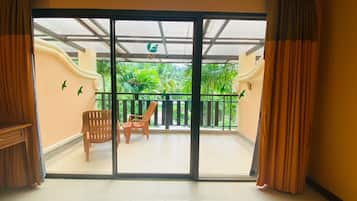 高级双床房 | 起居区 | 32-英寸电视(配备有线频道)