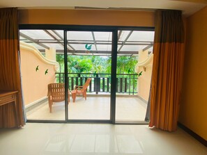 高級雙床房 | 起居區 | 32-吋電視，提供有線頻道