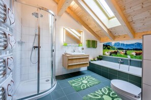 Dusche, Haartrockner, Handtücher