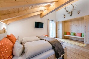 1 bedroom, bed sheets