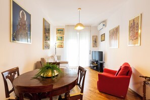 Comfort-huoneisto | Oleskelualue | 37–tuumainen taulutelevisio, jossa digitaalikanavat