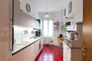 Appartement Confort | Cuisine privée | Réfrigérateur grande capacité avec congélateur, un four