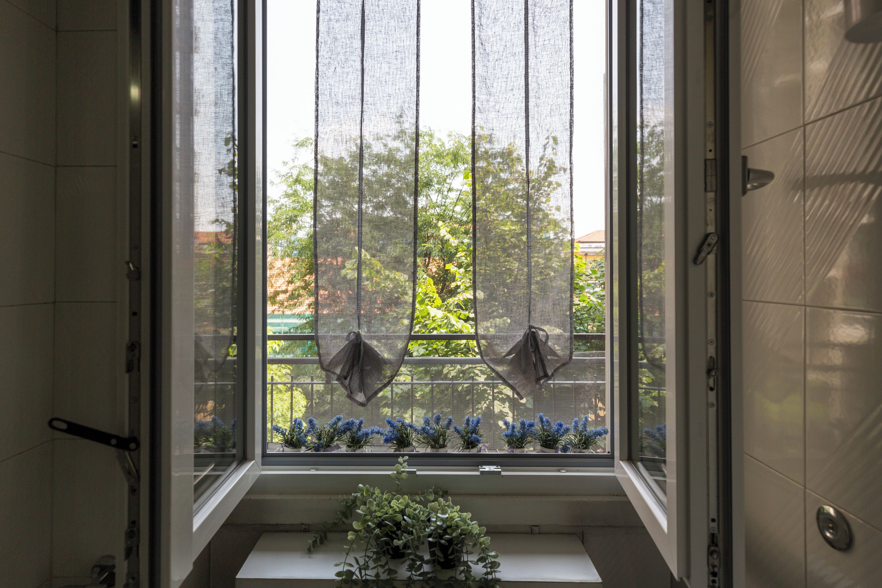 Comfort Apartment | Bathroom | Shower, rainfall showerhead, free toiletries, hair dryer