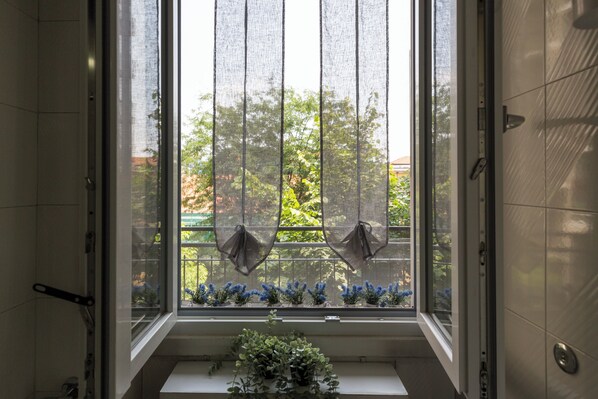 Comfort-huoneisto | Kylpyhuone | Suihku, sadesuihkupää, ilmaiset hygieniatuotteet, hiustenkuivaaja