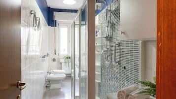Comfort Apartment | Bathroom | Shower, rainfall showerhead, free toiletries, hair dryer