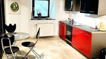 Een microgolfoven, een oven, een kookplaat