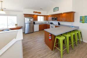 ثلاجة، ميكروويف، فرن، غسالة أطباق