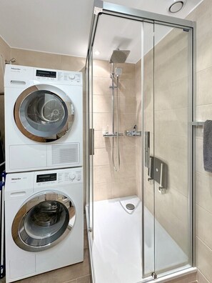 Shower, hair dryer, towels