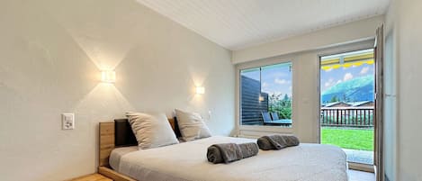 Iron/ironing board, free WiFi, bed sheets