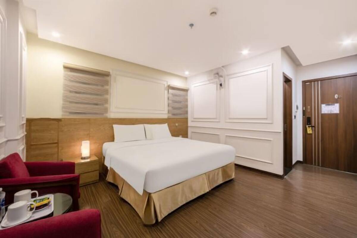 Minibar, caja fuerte, cortinas opacas y tabla de planchar con plancha