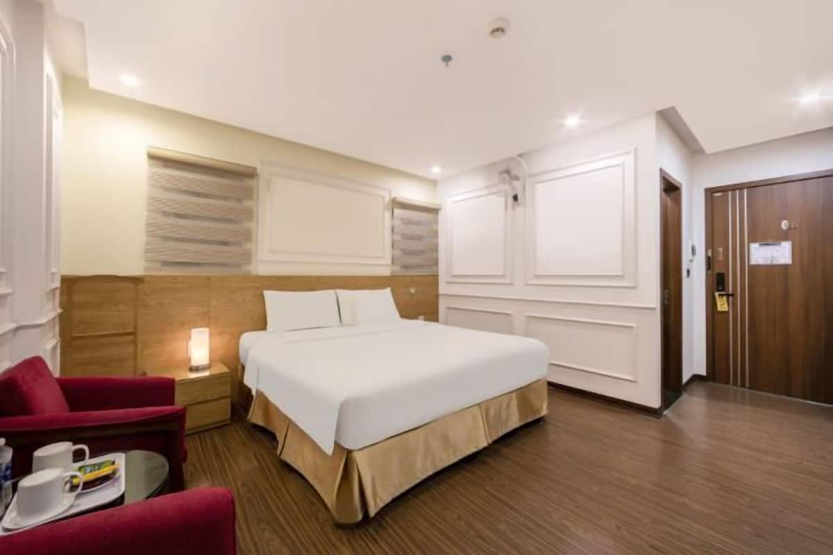 1 kamar tidur, minibar, brankas, dan tirai kedap cahaya