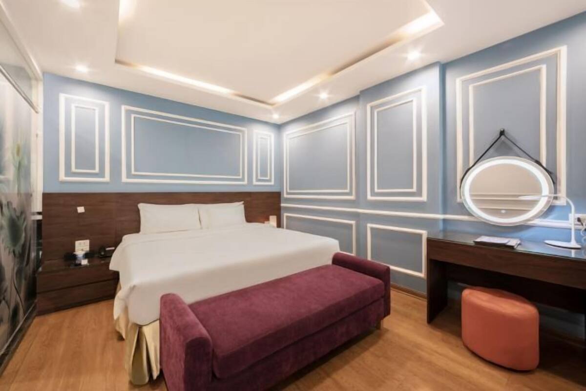 Minibar, caja fuerte, cortinas opacas y tabla de planchar con plancha