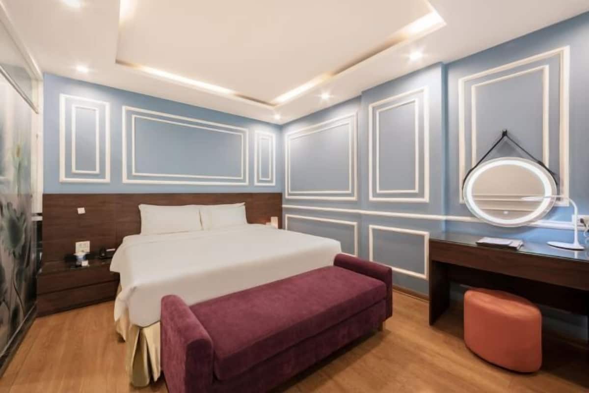 1 kamar tidur, minibar, brankas, dan tirai kedap cahaya