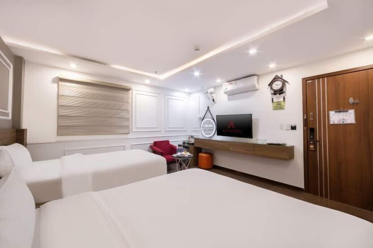 Minibar, caja fuerte, cortinas opacas y tabla de planchar con plancha
