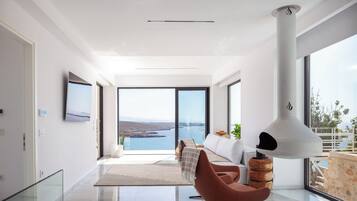 Smart-tv, een tafeltennistafel en een stereo