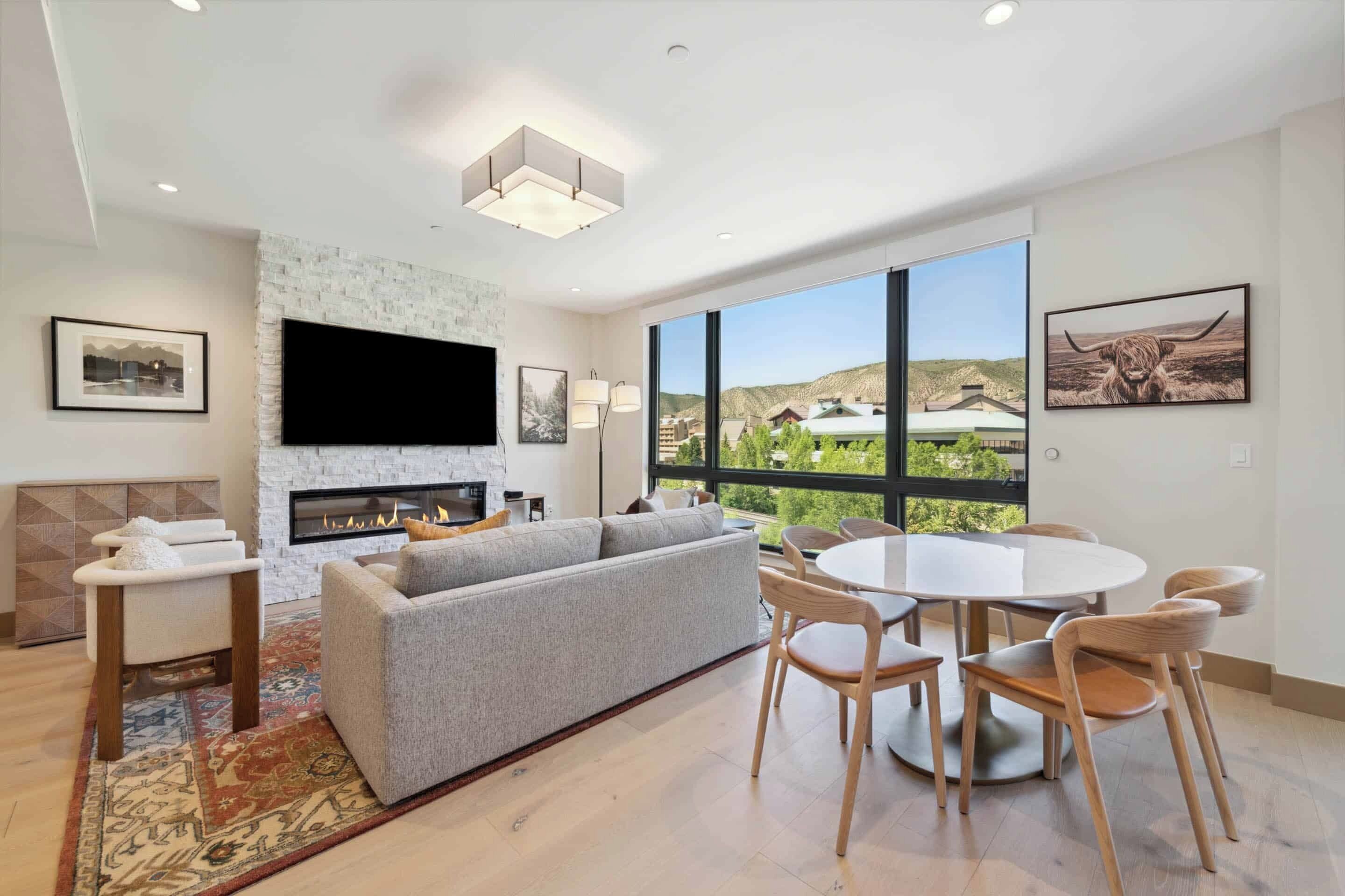 Smart TV, fireplace, stereo