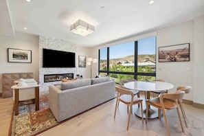 Smart TV, fireplace, stereo - One Riverfront Condo 307 (Avon)