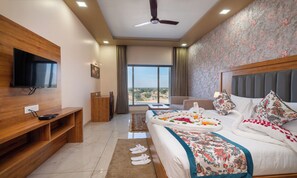 Luxury Room | Desk, laptop workspace