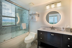 Douche, séchoir à cheveux, serviettes fournies