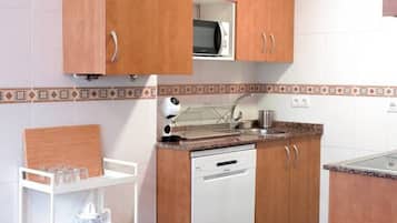 Coffee/tea maker, fridge, microwave, oven